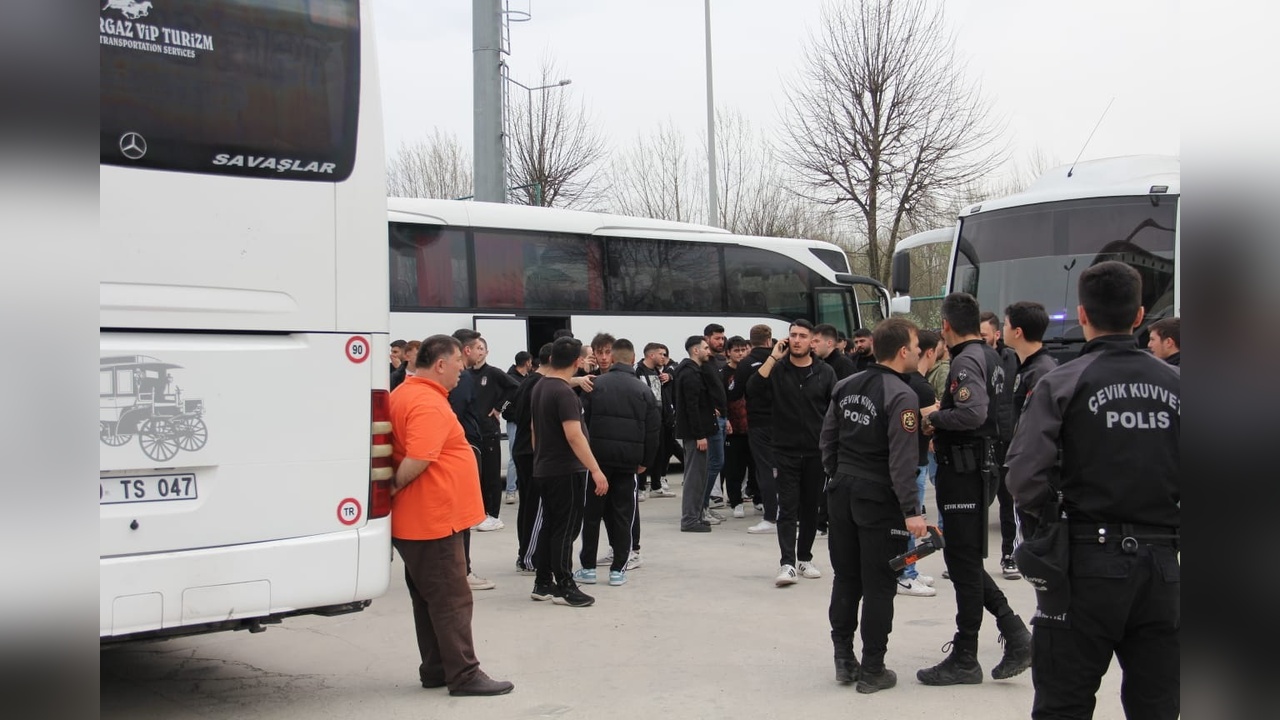 Stadyumda Taraftarlar Arasında Kanlı Kavga: 2 Yaralı