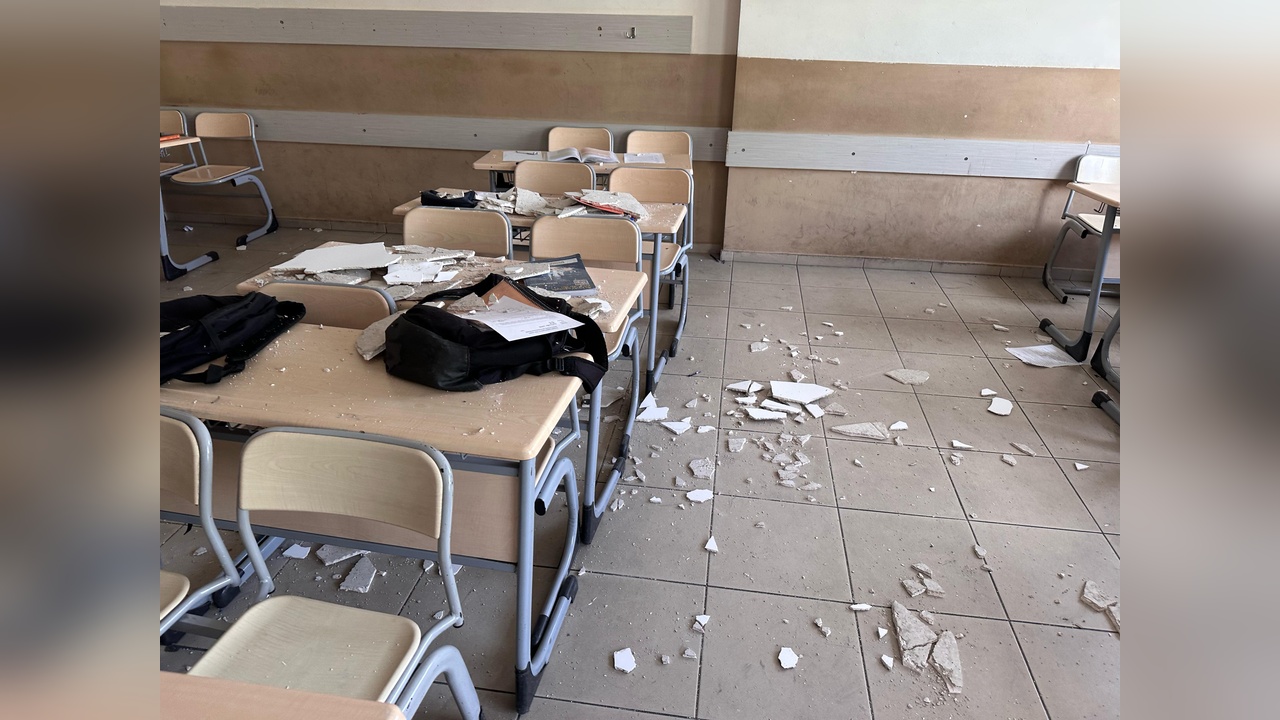 Sınıf Tavanından Sıva Düşmesi: 4 Öğrenci Yaralandı