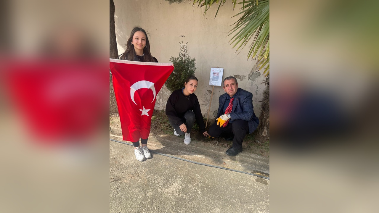 Şehitler Anısına Yetiştirilen 1000 Gül Fidanı Toprakla Buluştu