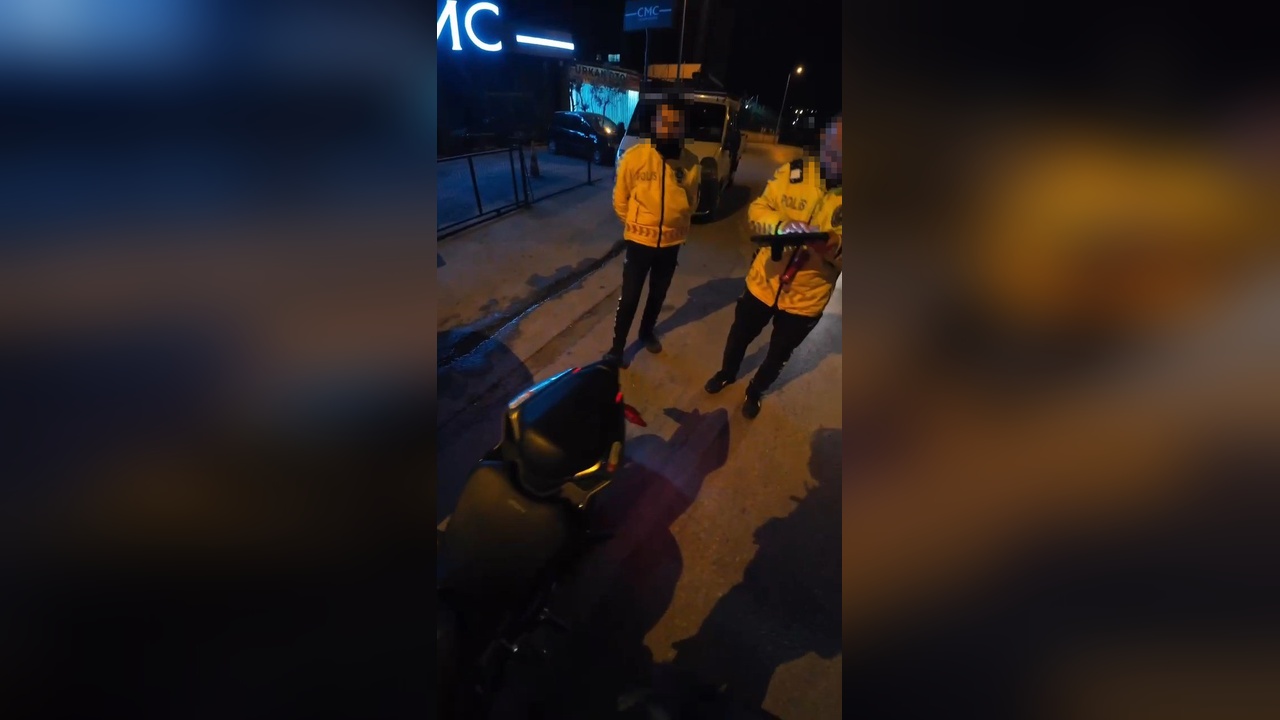 Polis Motosiklet Sürücüsüne Ceza Yazmaktan Vazgeçmedi