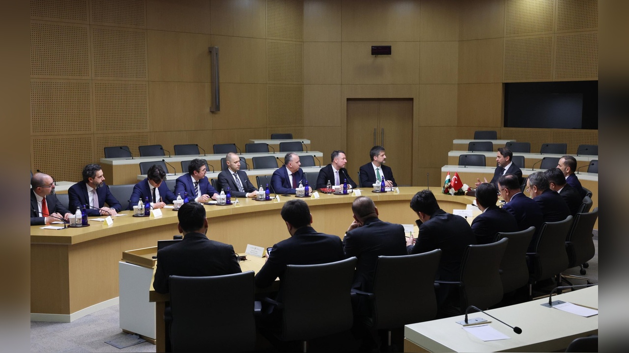 Bakan Bayraktar, Macaristan Büyükelçisi Matis ile Görüştü