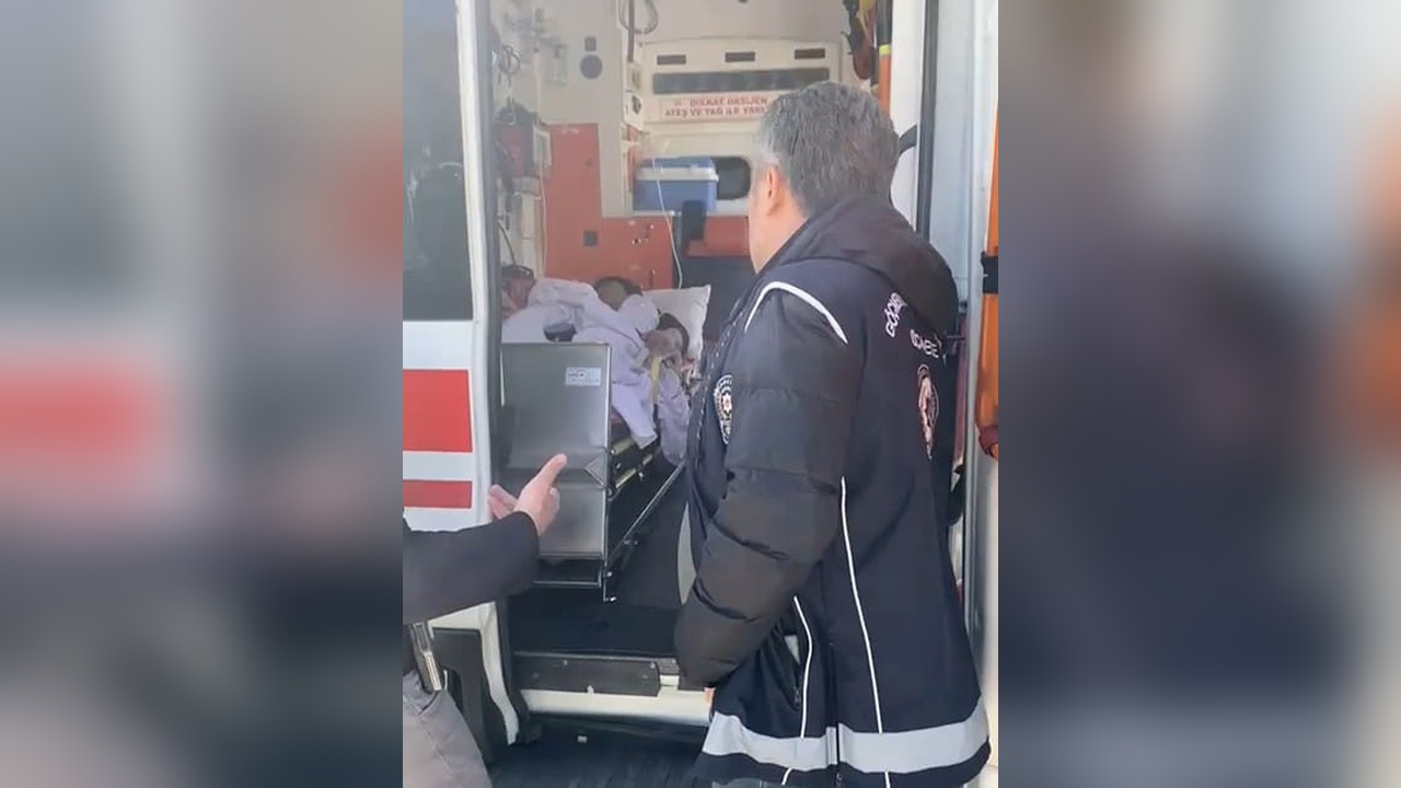 Ambulans İçinde Kaçak Göçmen Ele Geçirildi