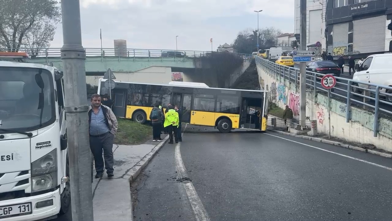 Beyoğlu'nda İETT Otobüsü Kaza Yaptı, Trafik Durma Noktasına Geldi