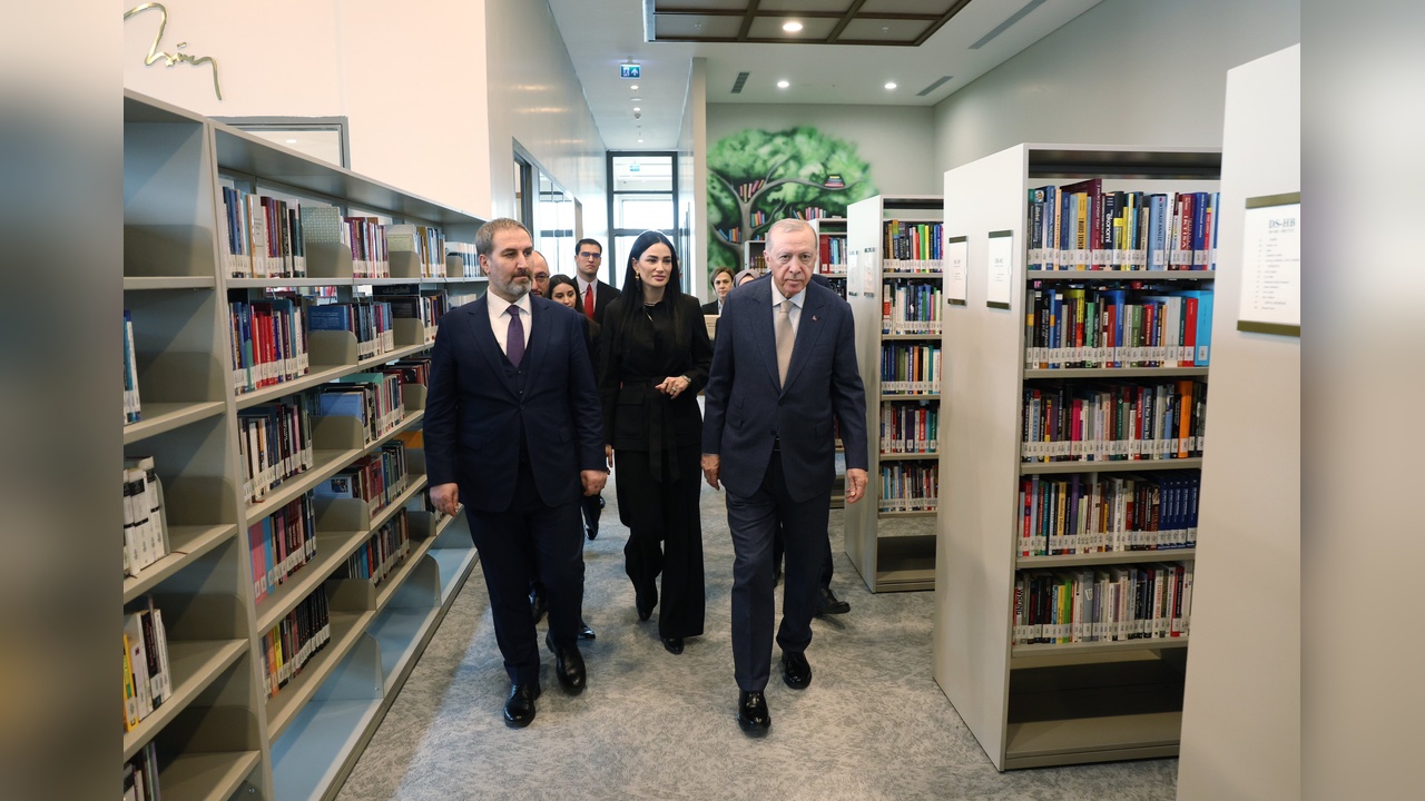 Cumhurbaşkanı Erdoğan, AK Kütüphane'yi İnceledi