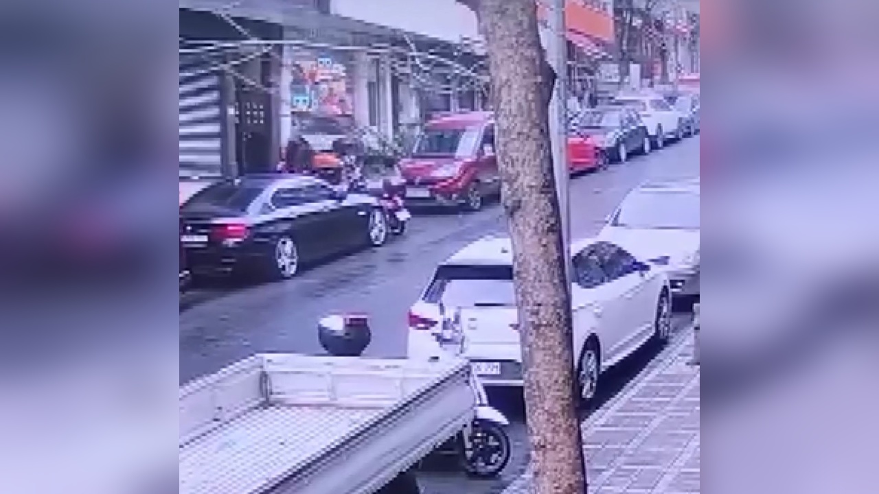 Bayrampaşa'da Aydınlatma Direği Yaya Üzerine Devrildi