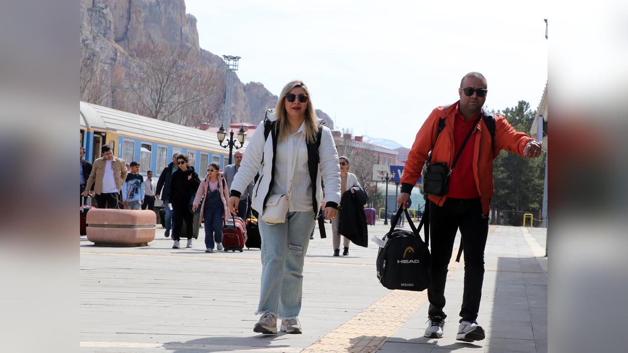Van, Nevruz Tatilinde 60 Bin İranlı Turisti Ağırlamaya Hazırlanıyor