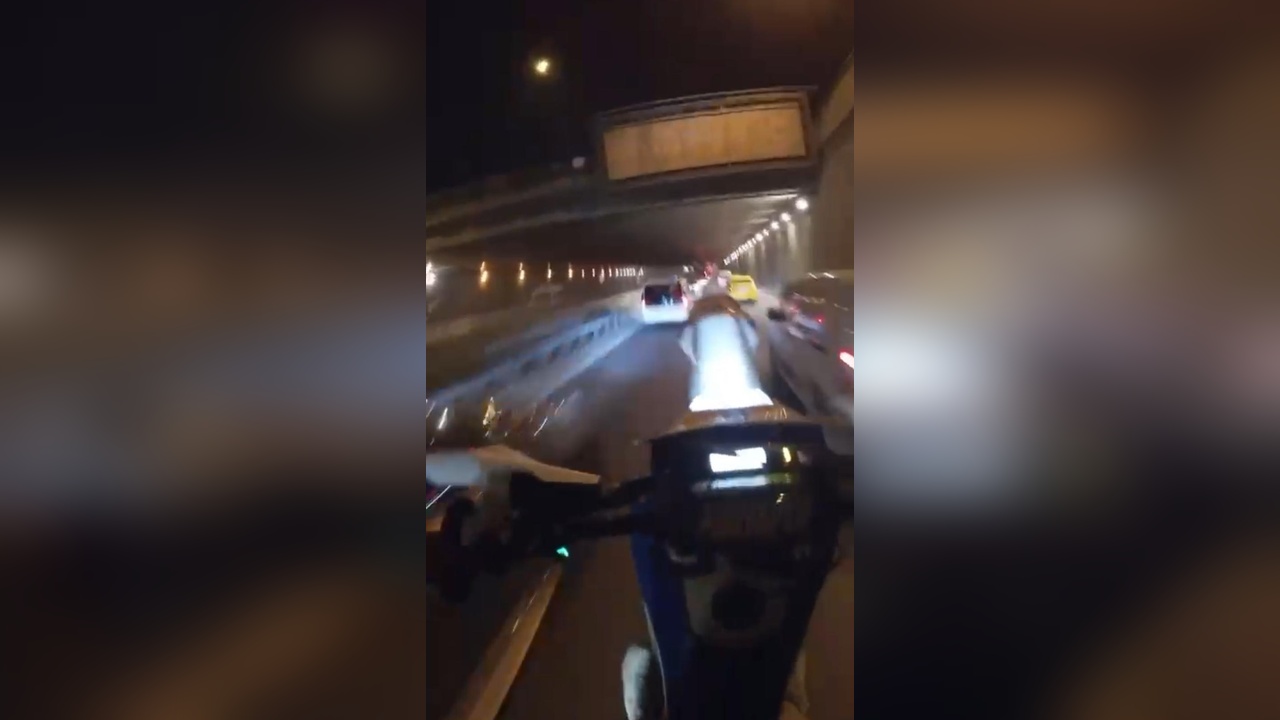 Motosikletli sürücü trafikte tek tekerle ilerledi