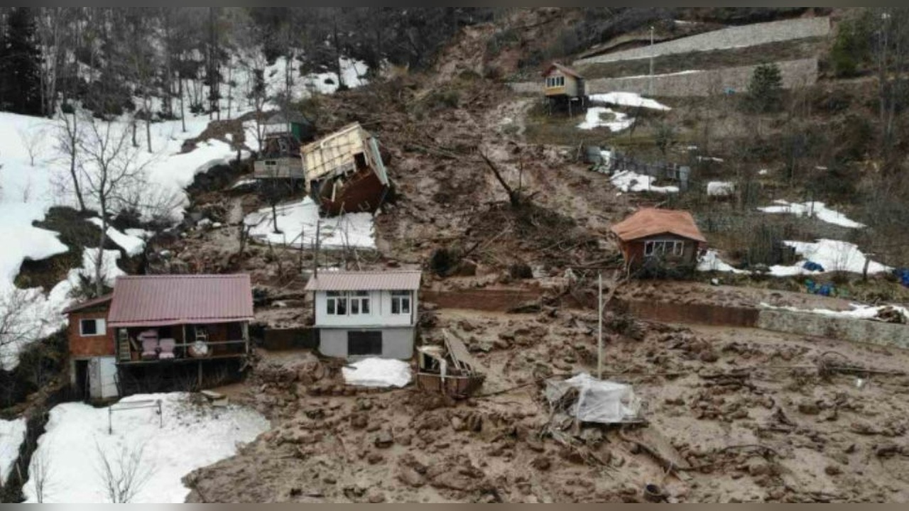 Artvin'de Heyelan Sonucu Ahşap Ev Çatısına Devrildi