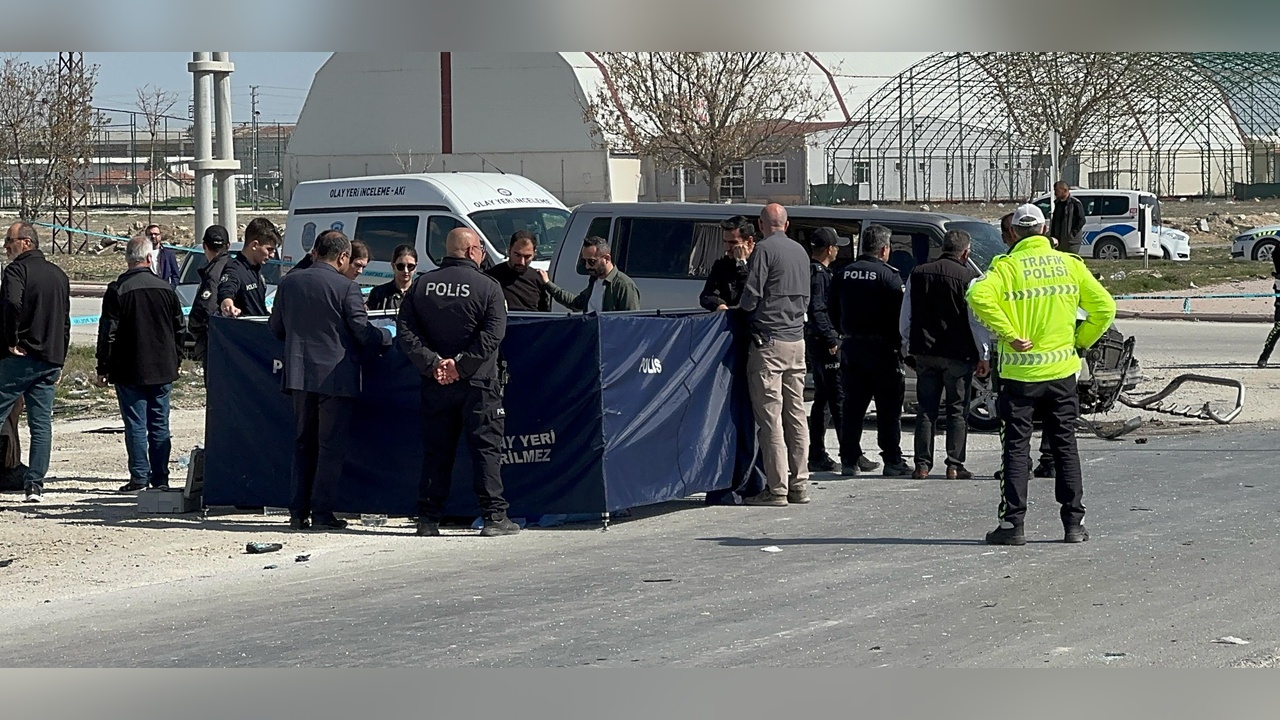 Minibüs ile TIR Çarpıştı: Bir Kişi Hayatını Kaybetti, Beş Kişi Yaralandı