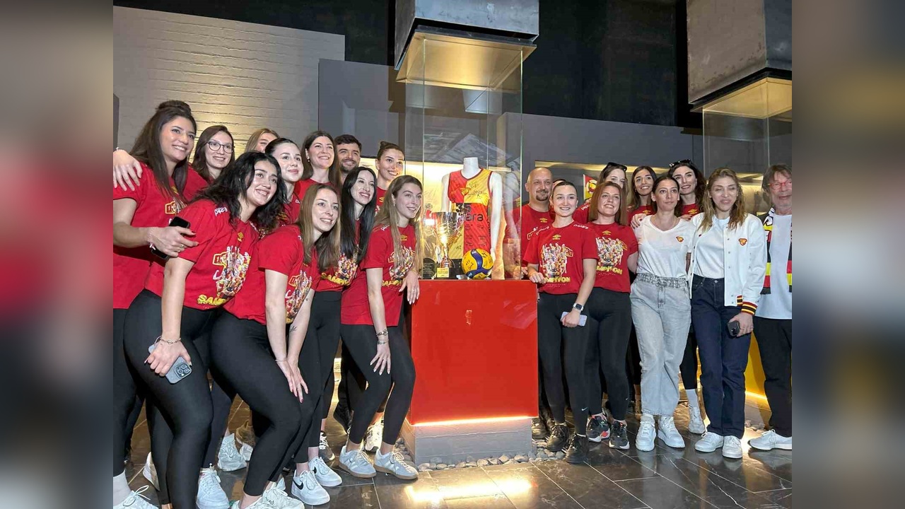 Göztepe Voleybol Takımı'nın Kupası Müzede Sergilenmeye Başladı
