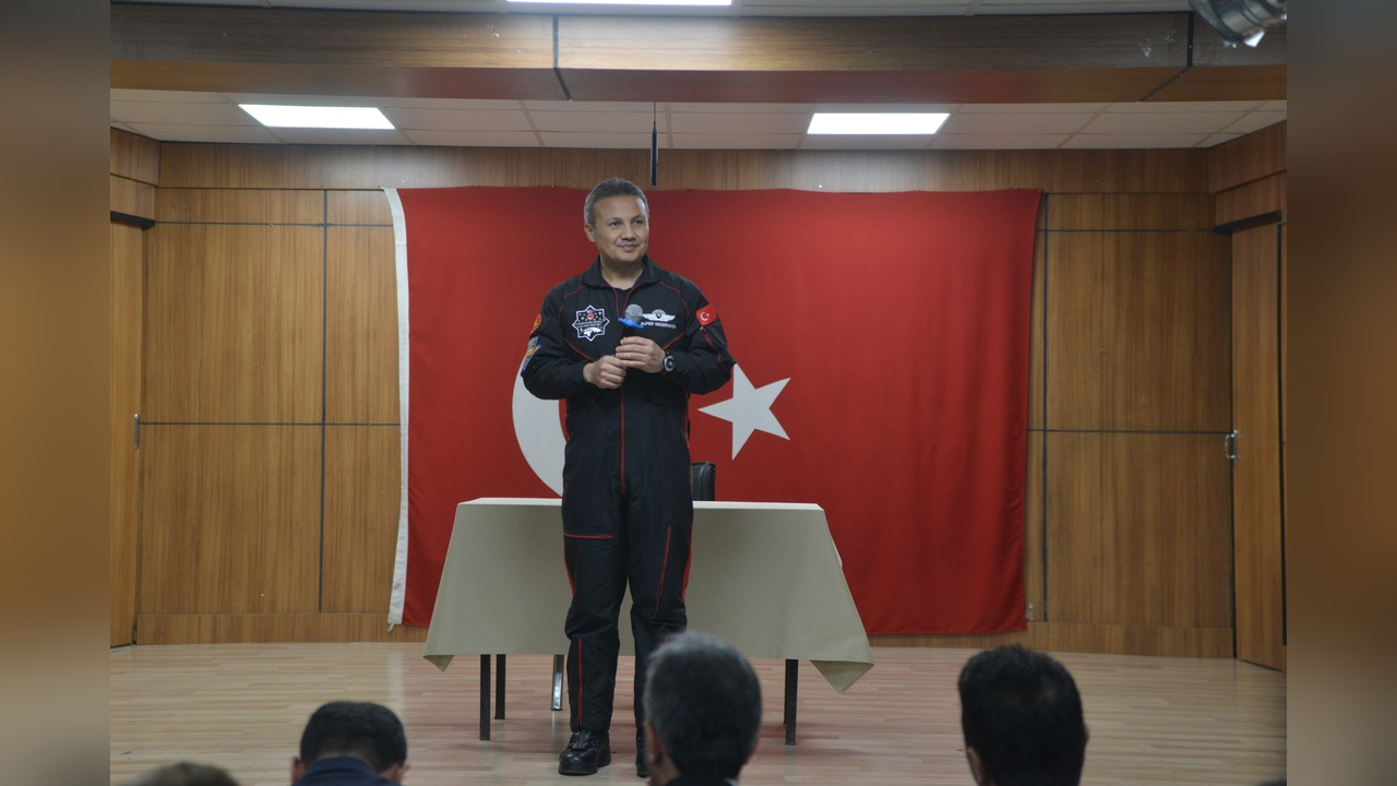 Gezeravcı, Rize'deki Öğrencilerle Uzay Hayallerini Paylaştı