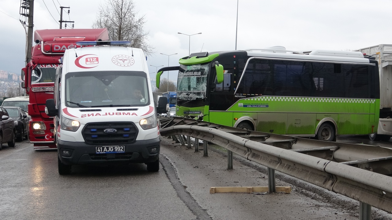 Halk Otobüsü ve Kamyonet Çarpıştı: Üç Kişi Yaralandı