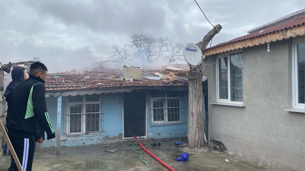 Tekirdağ'da Yangın, Evi Kullanılamaz Hale Getirdi