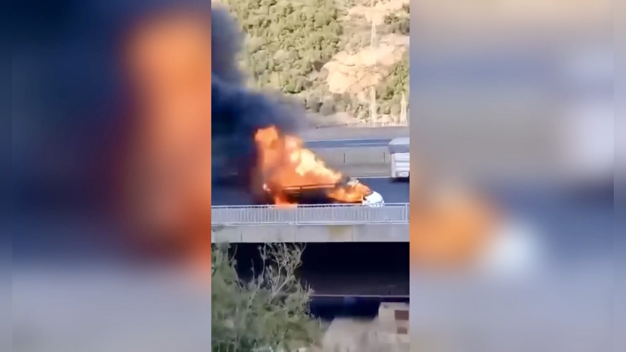 Seyir Halindeki Kamyonet Yangını Güvenlik Kamerasına Yansıdı