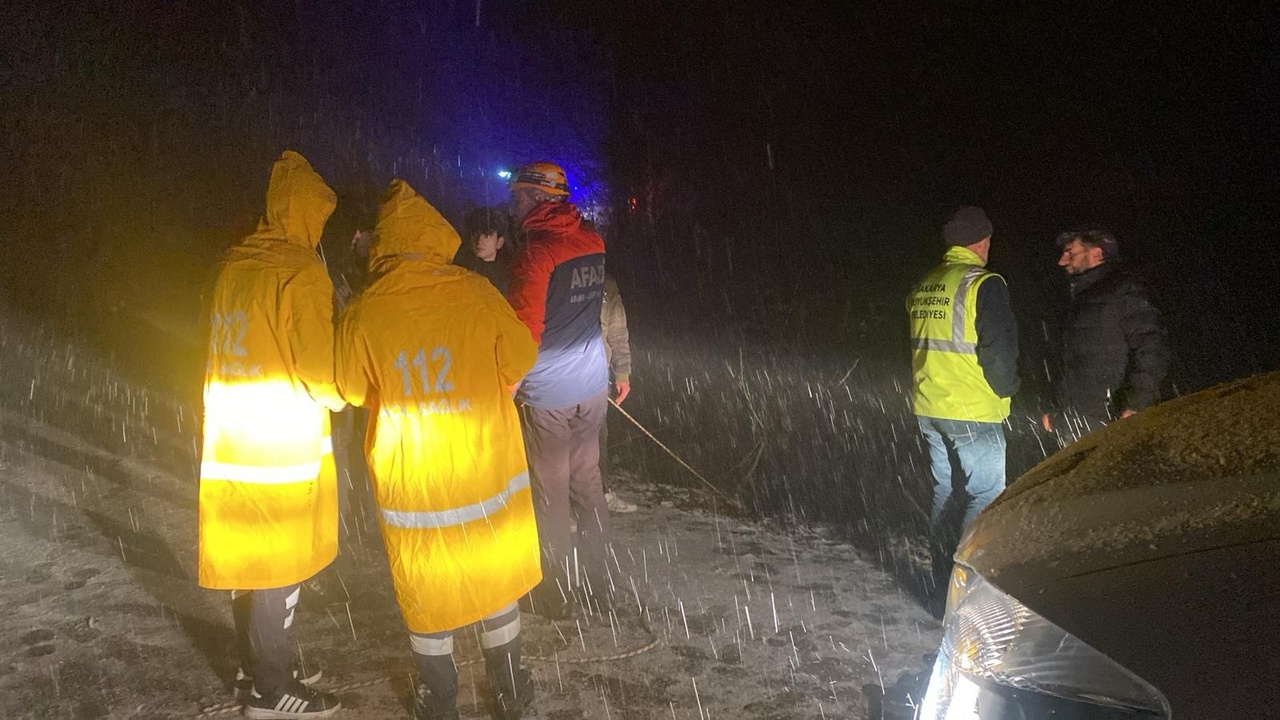 Sakarya'da Uçuruma Düşen Araçta Sıkışan Sürücü Kurtarıldı