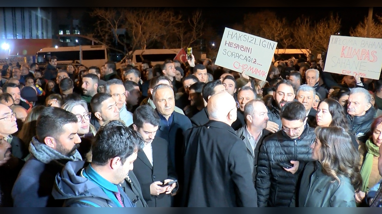 CHP, YÖK Önünde Diploma İle İlgili Tepkilerini Gösterdi