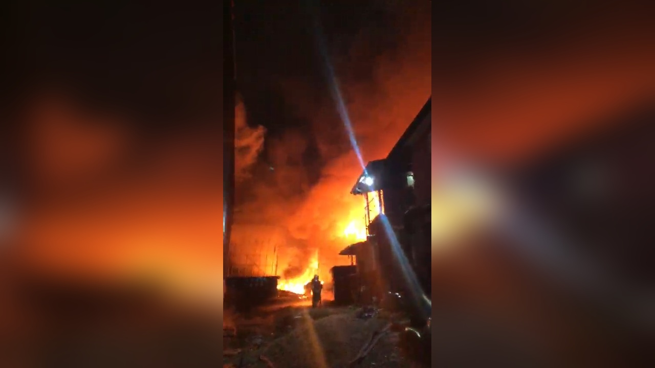 Kocaeli'deki Geri Dönüşüm Tesisinde Yangın Çıktı