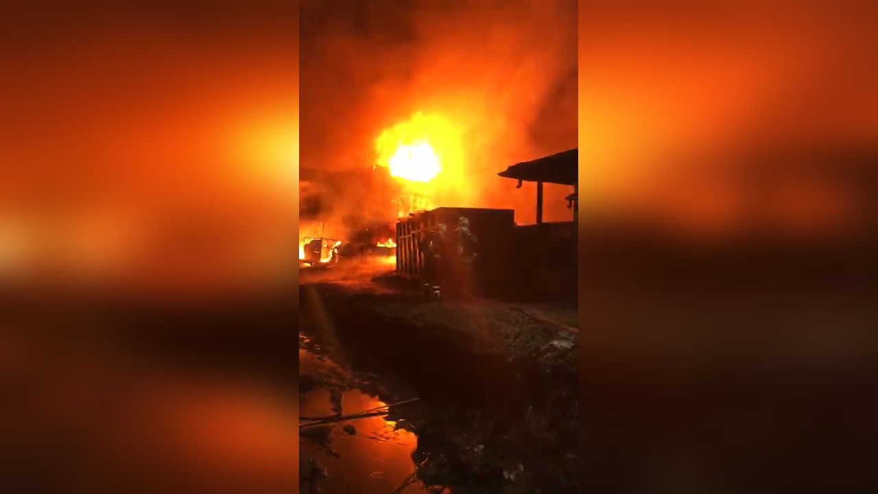 Kocaeli'deki Geri Dönüşüm Tesisinde Yangın Çıktı