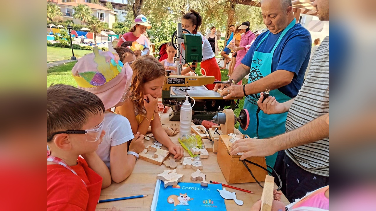 Ahşap Oyuncak Ustası Çocuklara Zanaatini Öğretiyor