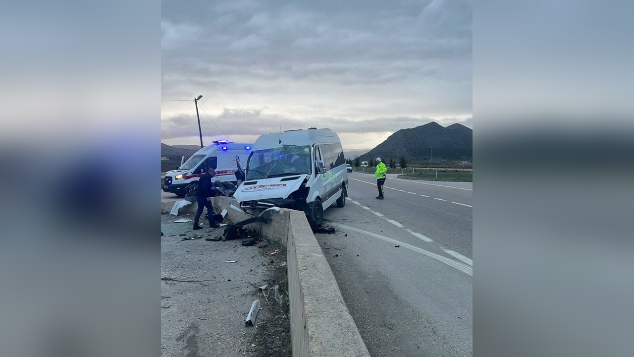 Minibüs Kazasında 21 İşçi Yaralandı