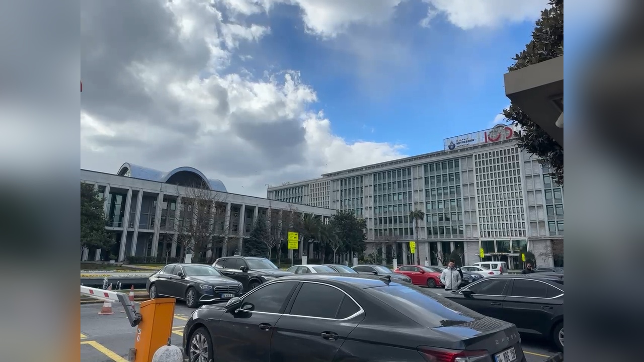 İstanbul Büyükşehir Belediyesi Önünde Güvenlik Tedbirleri Artırıldı