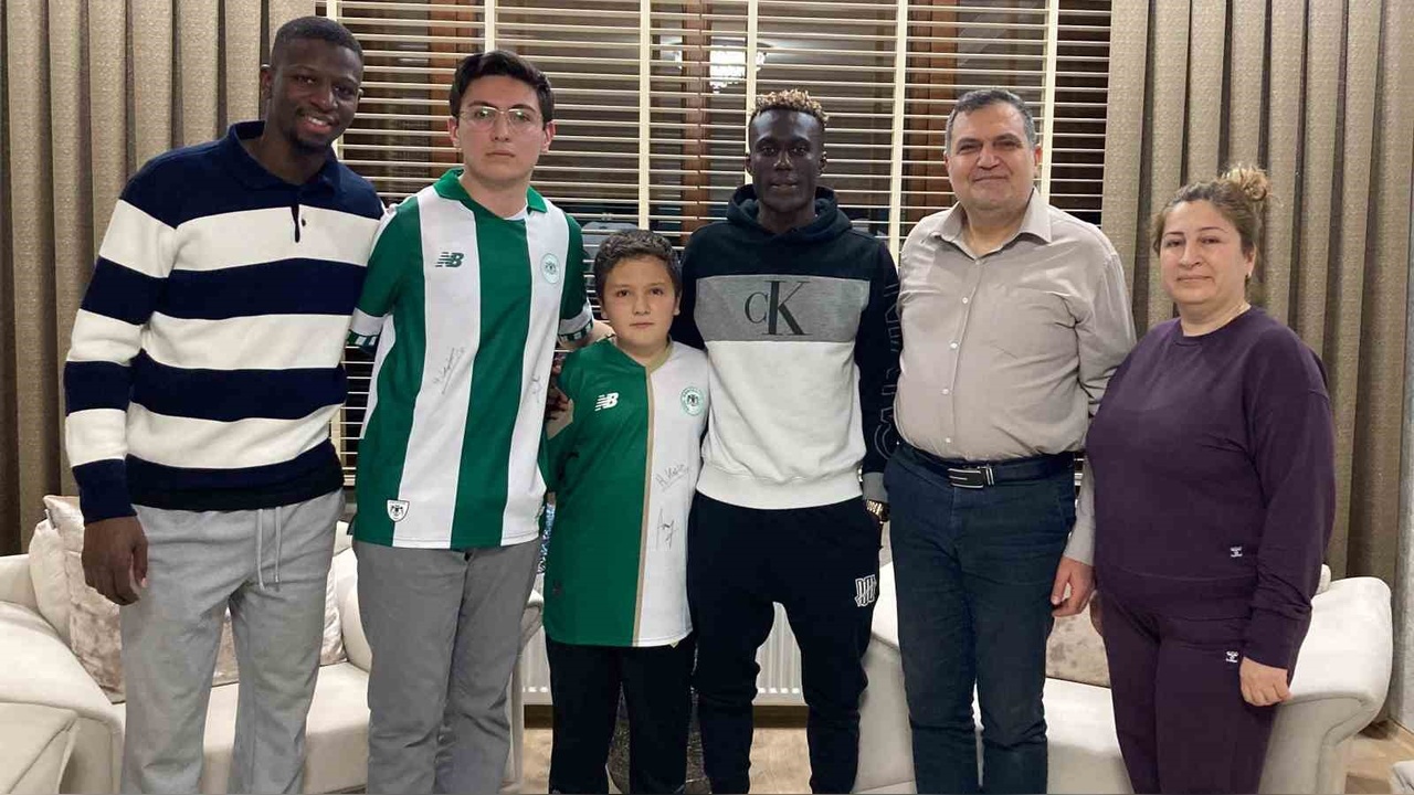 Konyasporlu Futbolcular Ndao ve Keyta, Oruçlarını Konyalı Aileyle Birlikte Açtı