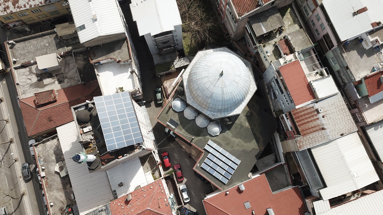 Güneş Enerjisiyle Elektrik Üreten Cami, Fazla Enerjisini Satışa Sunuyor