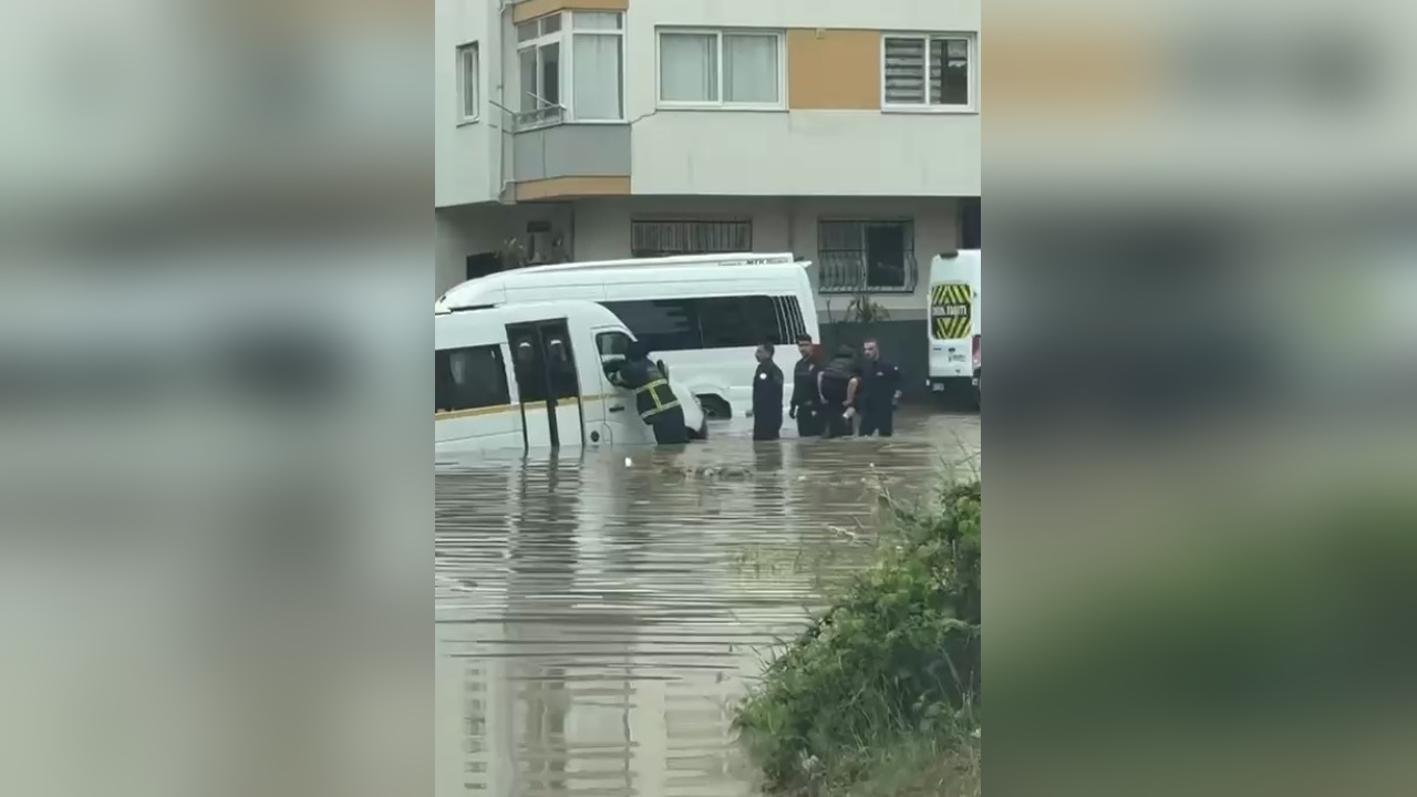 Adana'da Sağanak Yağış Öğrencileri Serviste Mahsur Bıraktı
