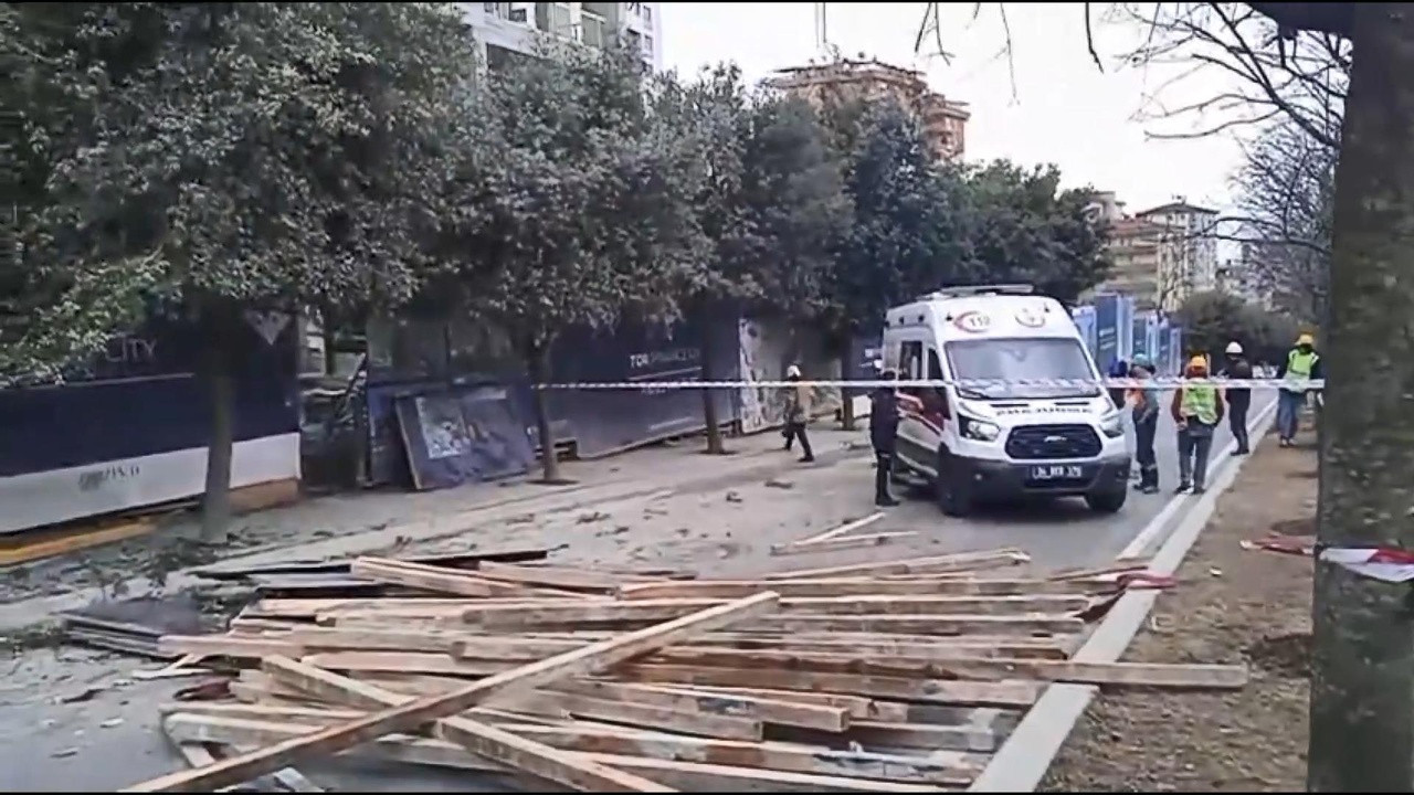 Ümraniye'de İnşaat İskelesinin Çökmesi Sonucu İki İşçi Yaralandı