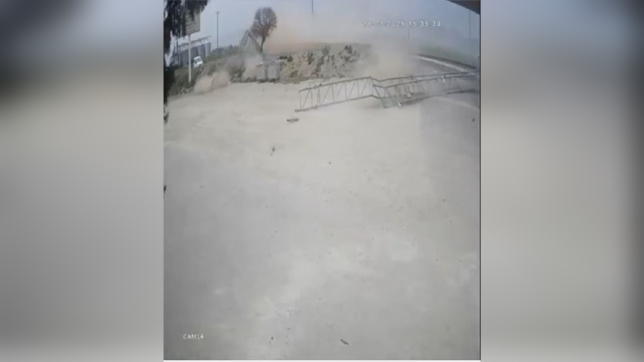 Kamyon, açık damperle KGYS direğine çarparak devrildi