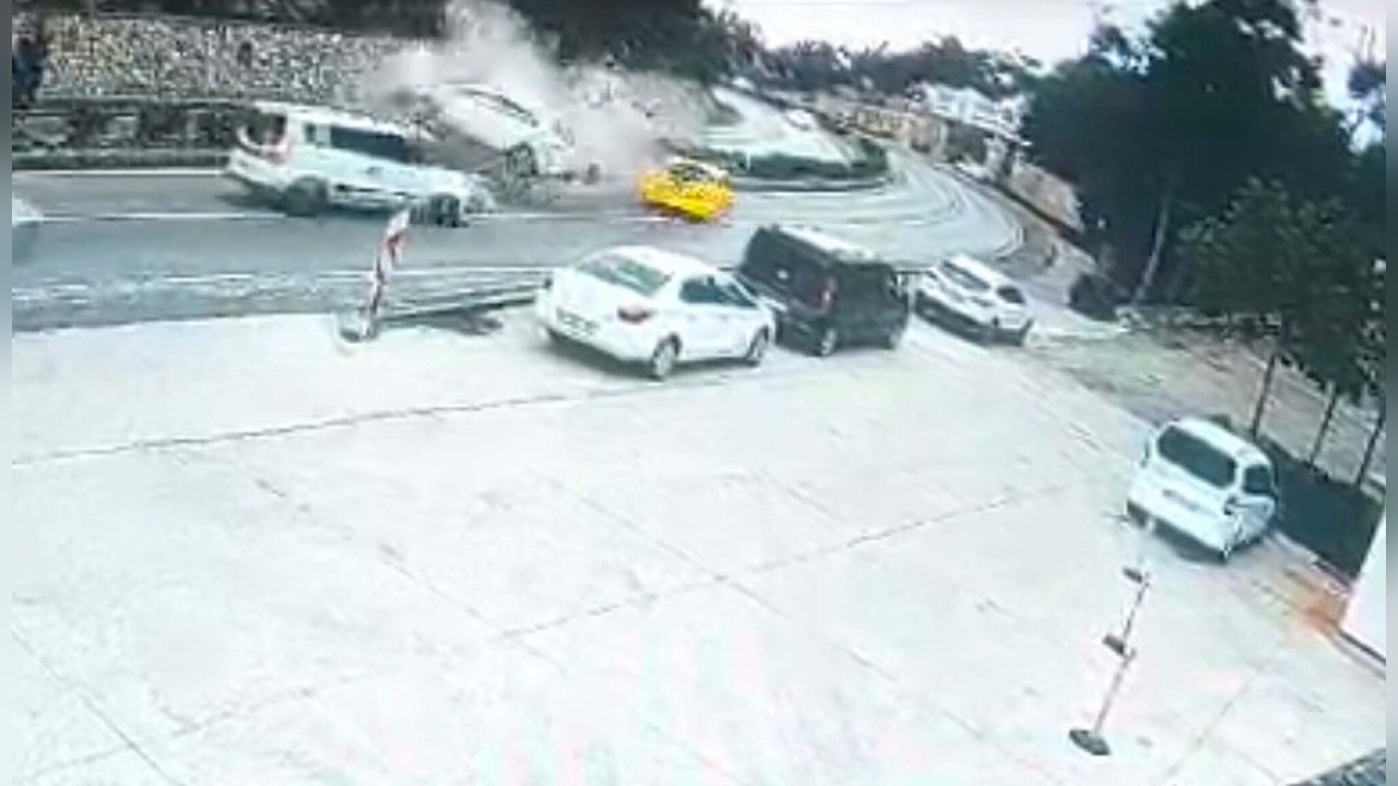 Otomobilin karşı şeride geçmesi sonucu kaza: İki kişi yaralandı