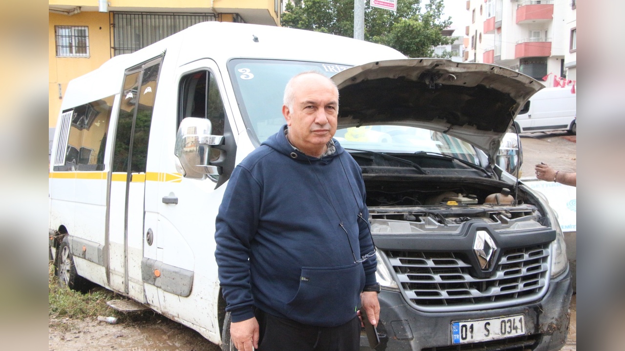 Adana'da Sağanak Yağış Öğrencileri Serviste Mahsur Bıraktı