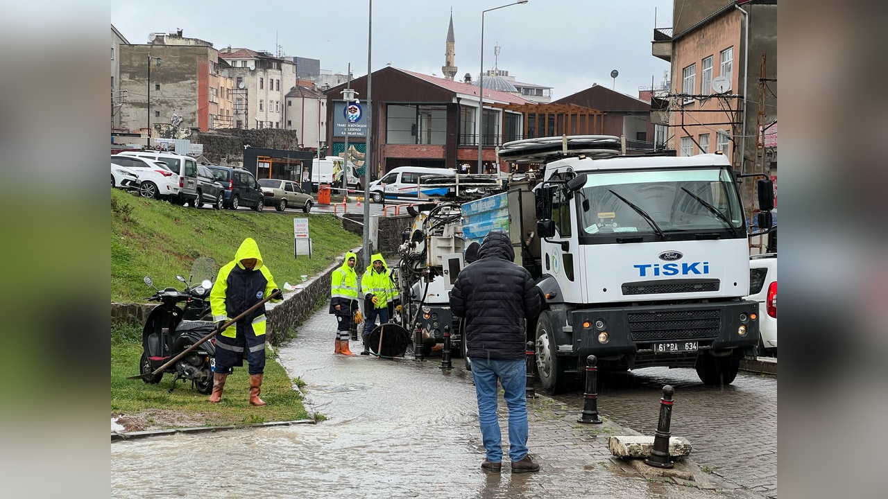 Trabzon'da Şiddetli Yağışlar Araçları Suya Gömüyor