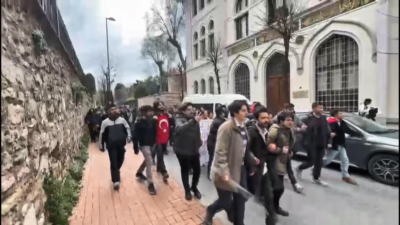 İstanbul Üniversitesi'nde İzinsiz Yürüyüşe Polis Müdahalesi