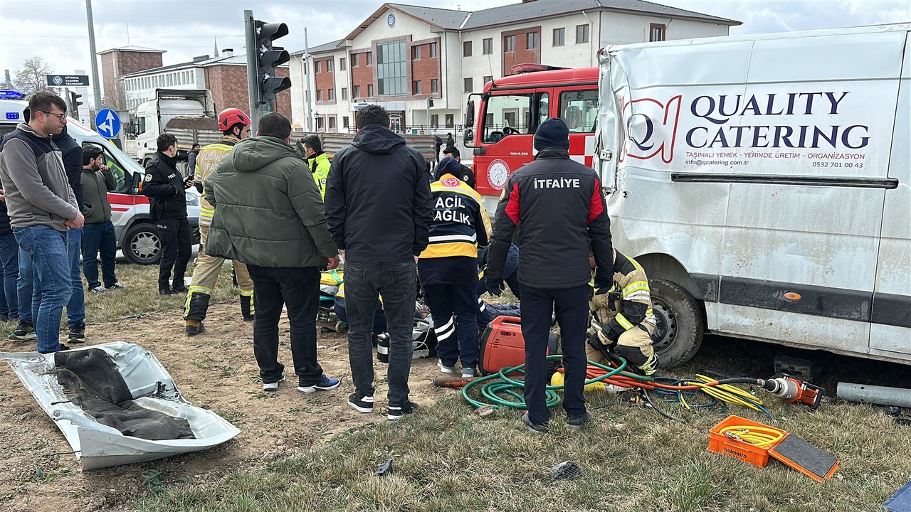 TIR ile Minibüs Çarpıştı: Sürücü Hayatını Kaybetti