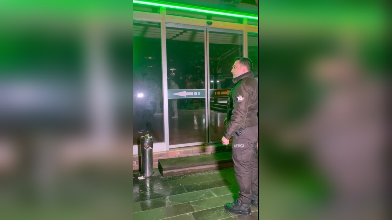 Bowling Salonunda Kilitli Kalan Gençler Kurtarıldı