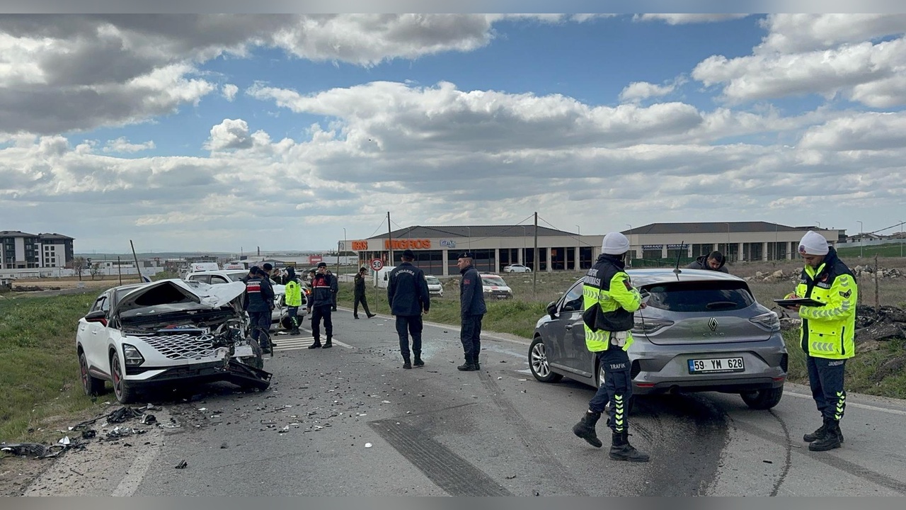 Tekirdağ'da Üç Araçlı Trafik Kazasında Altı Kişi Yaralandı