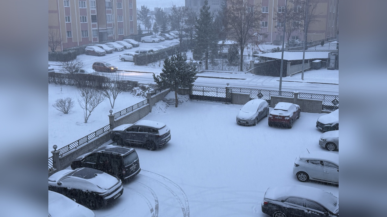 Sivas'ta Kar Yağışı Nedeniyle Eğitime Ara Verildi