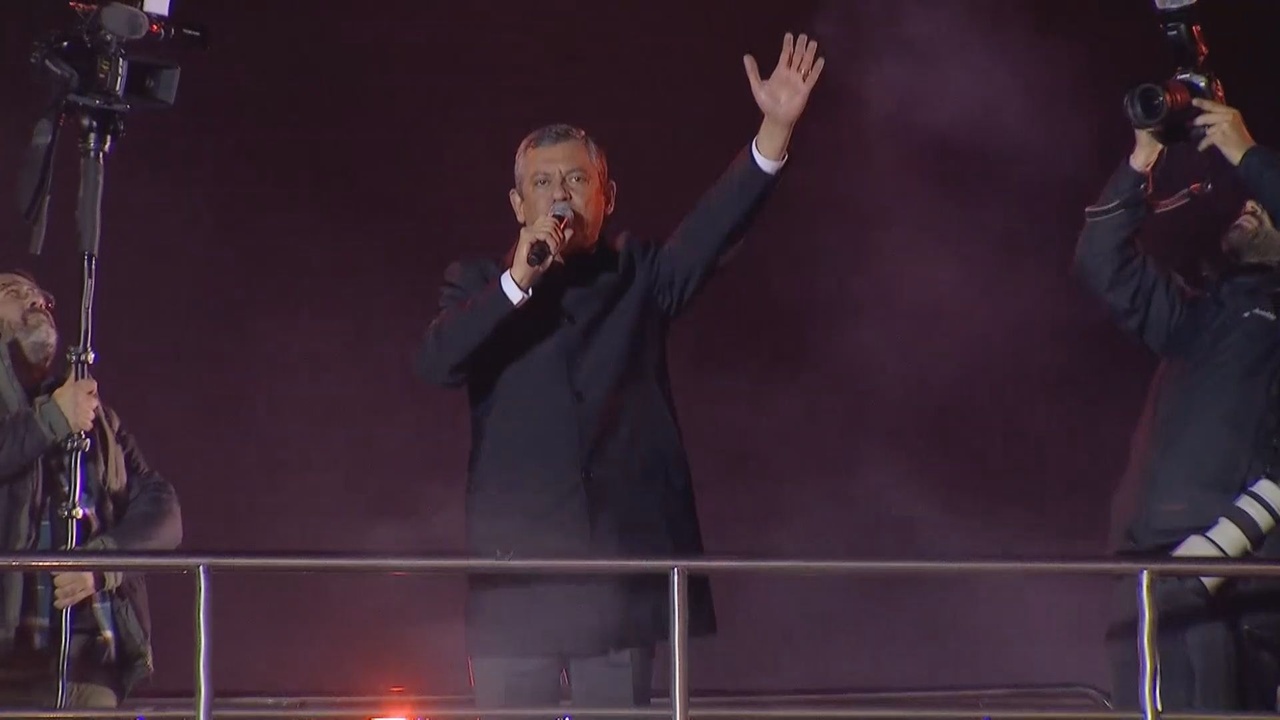 Özgür Özel, İBB Önünde Açıklamalarda Bulundu