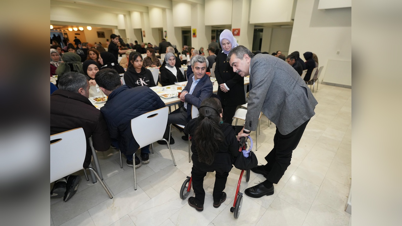 Bakan Tekin İftar Programında Öğrencilerle Bir Araya Geldi