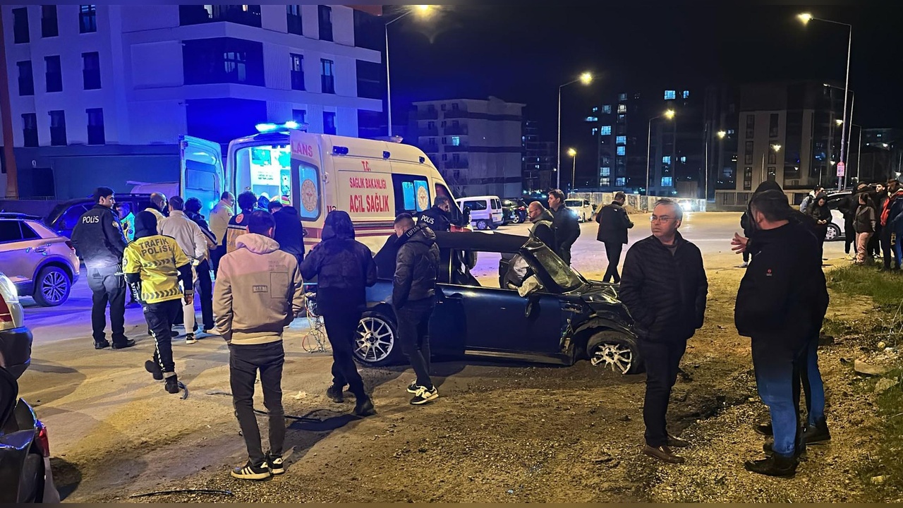 Edirne'de İki Araç Çarpıştı, Dört Kişi Yaralandı