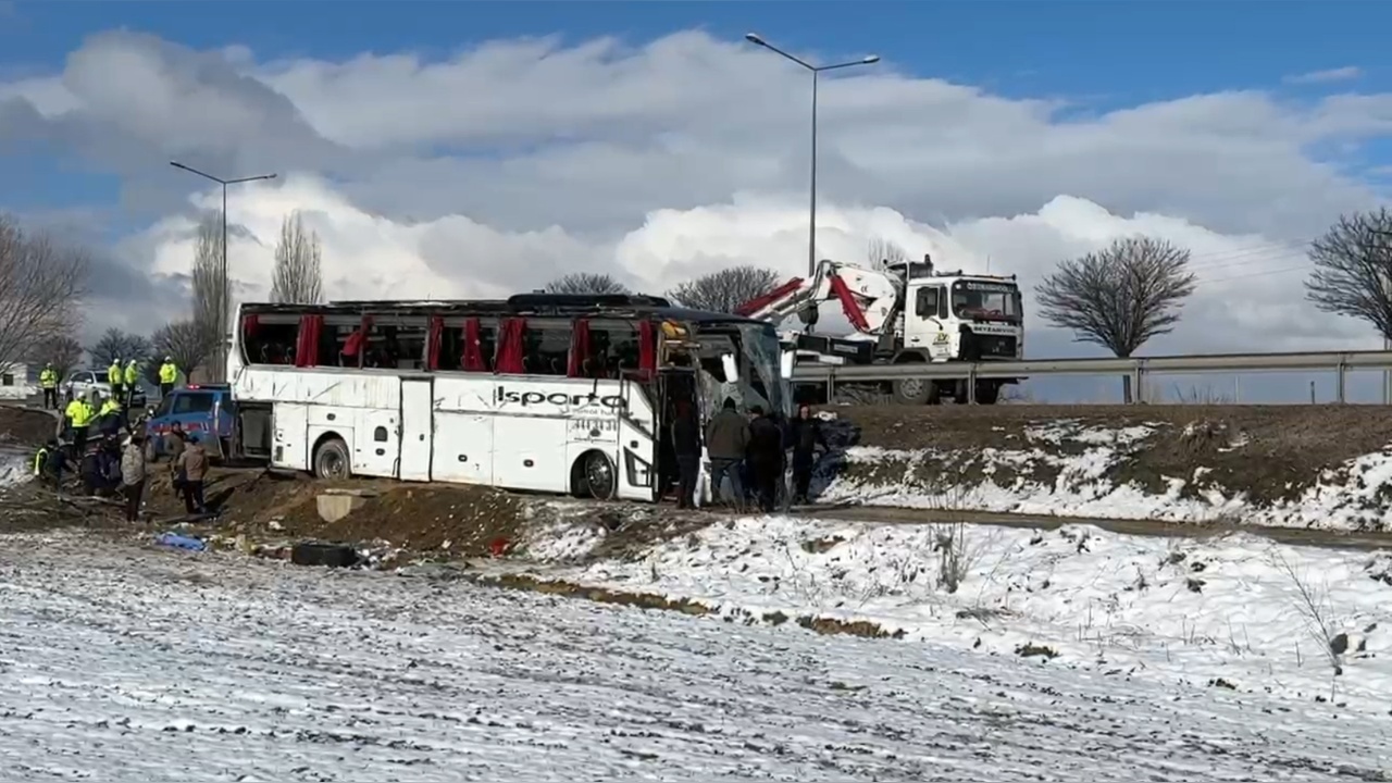 Yolcu Otobüsü Şarampole Devrildi: 1 Kişi Hayatını Kaybetti, 25 Yaralı