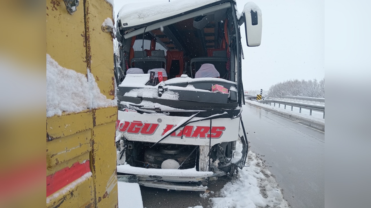 Sivas'ta İki Yolcu Otobüsü Çarpıştı, Altı Kişi Yaralandı