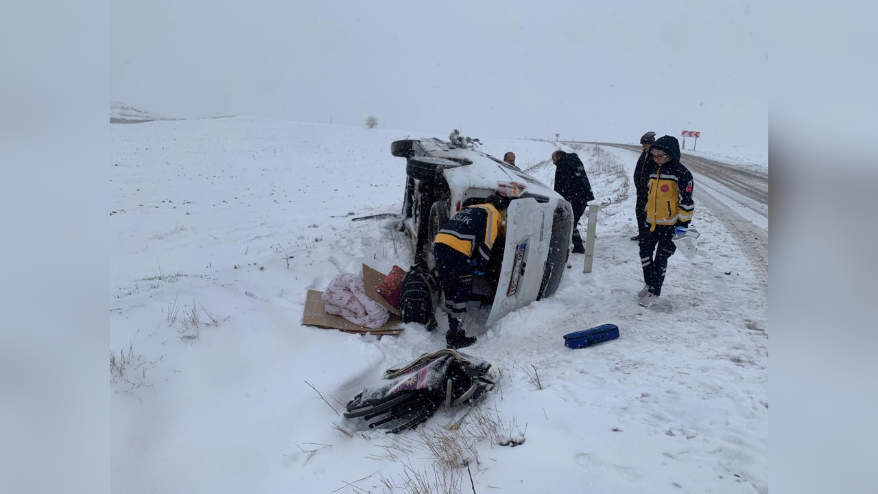 Karlı Yolda Minibüs ve Hafif Ticari Araç Çarpıştı, İki Kişi Yaralandı