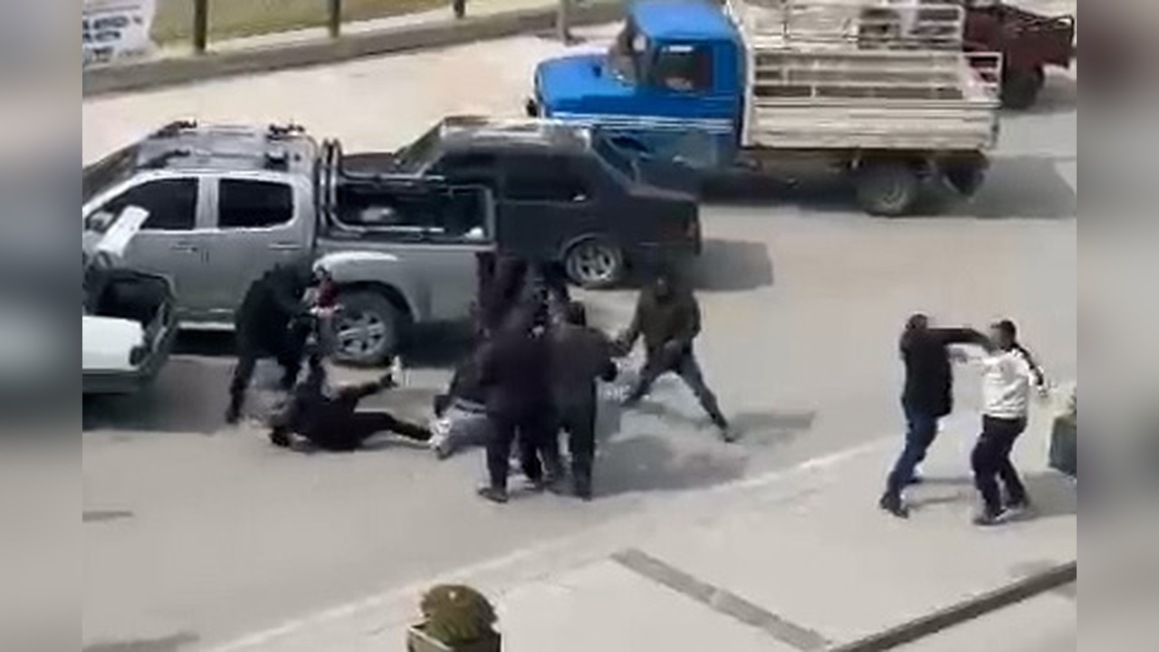 Konya'da Bıçak ve Sopalarla Yapılan Kavga Güvenlik Kamerasına Yansıdı