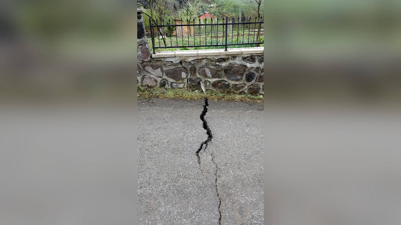 Trabzon'daki Beton Yolda Derin Çatlaklar Tespit Edildi