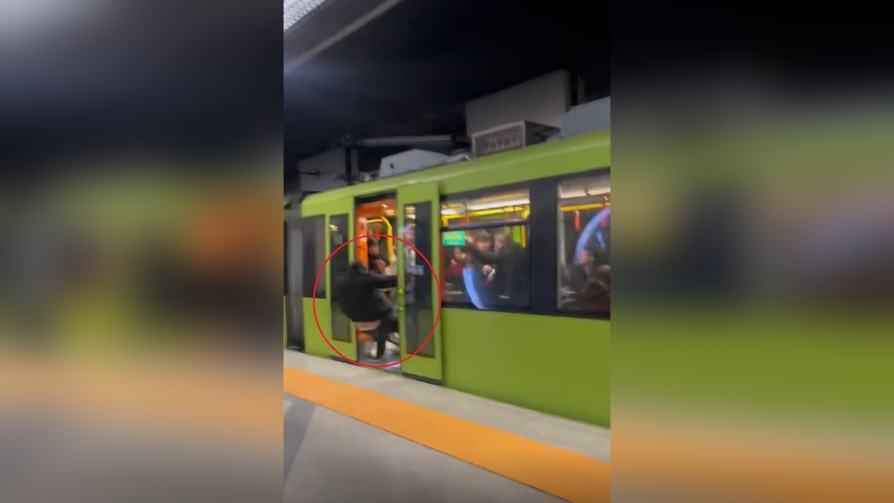 Metroda Hakaret İddiası: Bir Yolcu Dışarı Atıldı