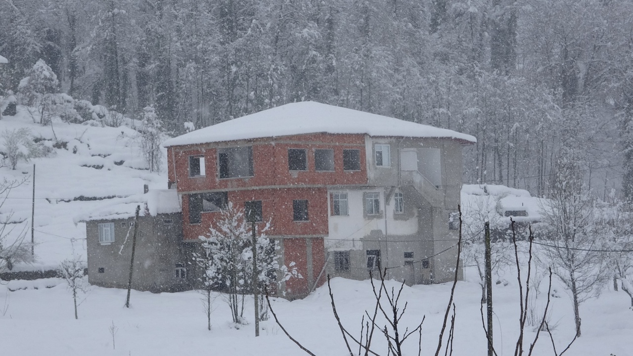 Rize'de Kış Koşulları Nedeniyle 60 Köy Yolu Ulaşıma Kapandı