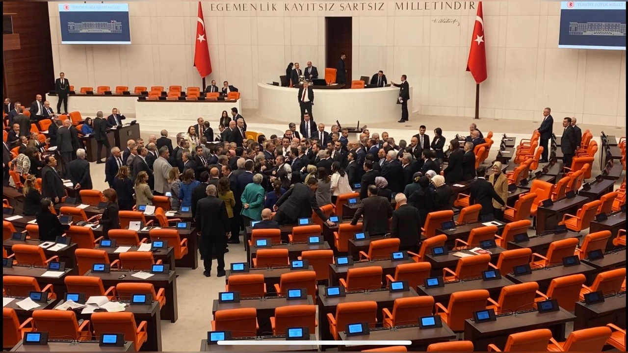 TBMM Genel Kurulu'nda Kolonya Şişesi Fırlatıldı