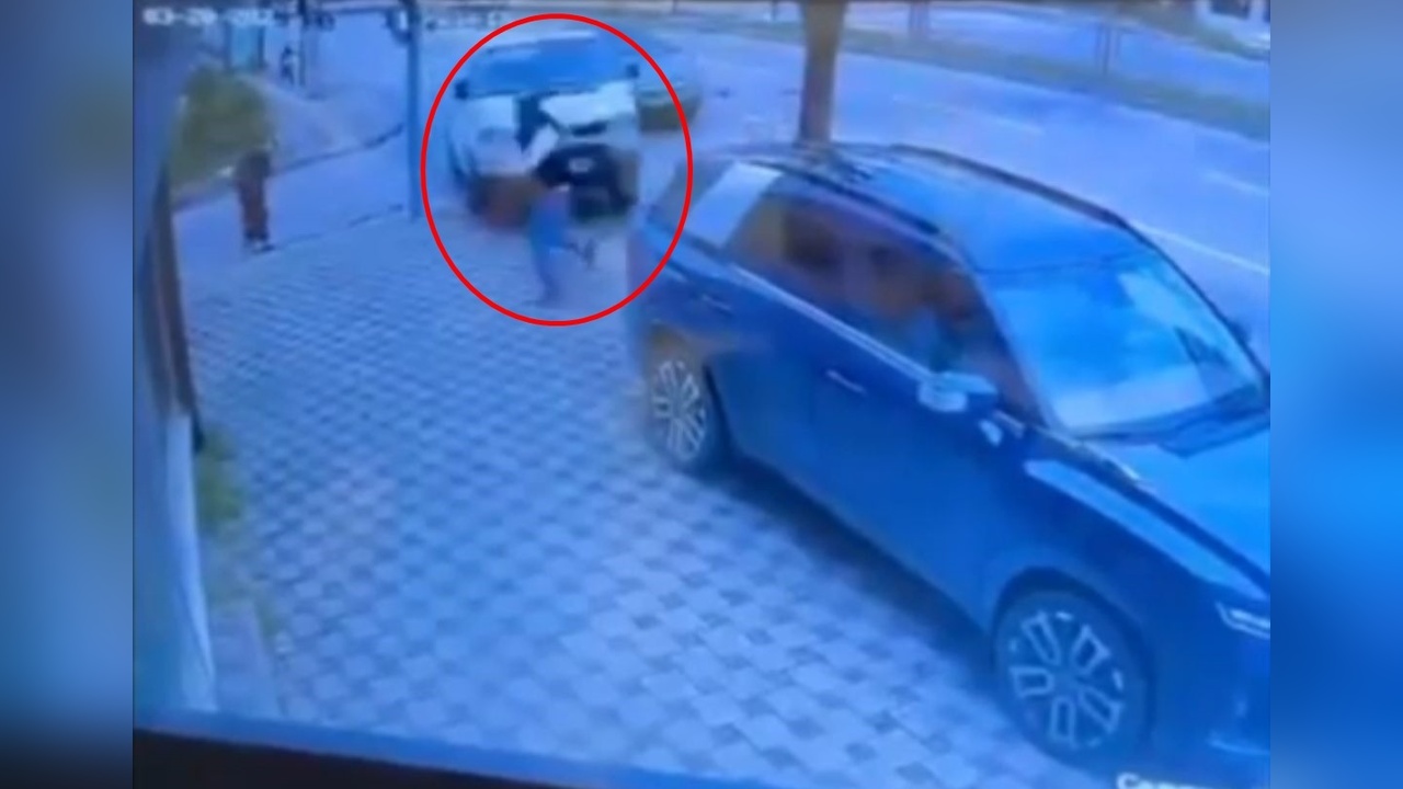 Cipin Çarptığı Minibüs Kaldırıma Çıktı, Yaya Son Anda Kurtuldu